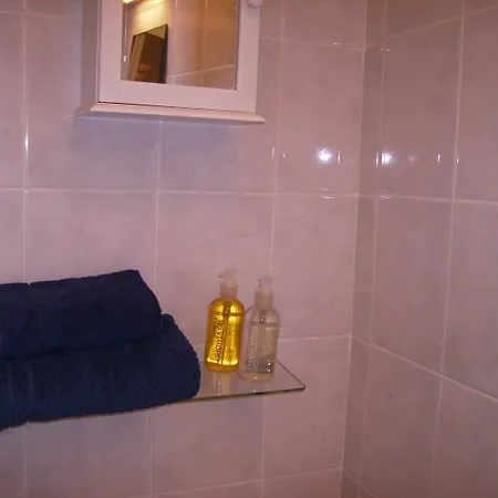 בית הארחה Westbury House 3*